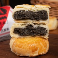 盼月新疆天山酥月酥皮月饼传统糕点枣肉核桃红豆伍仁金沙蛋黄中秋300g*3筒